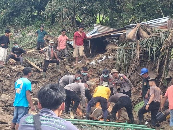 Brimob Polda Riau Temukan Ibu dan Anak Korban Banjir Bandang di Palembayan