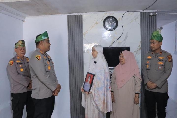 Kunjungi Keluarga Almarhum Ipda Apendra, Kapolres Kampar Berikan SK KPLBA dan Tali Asih