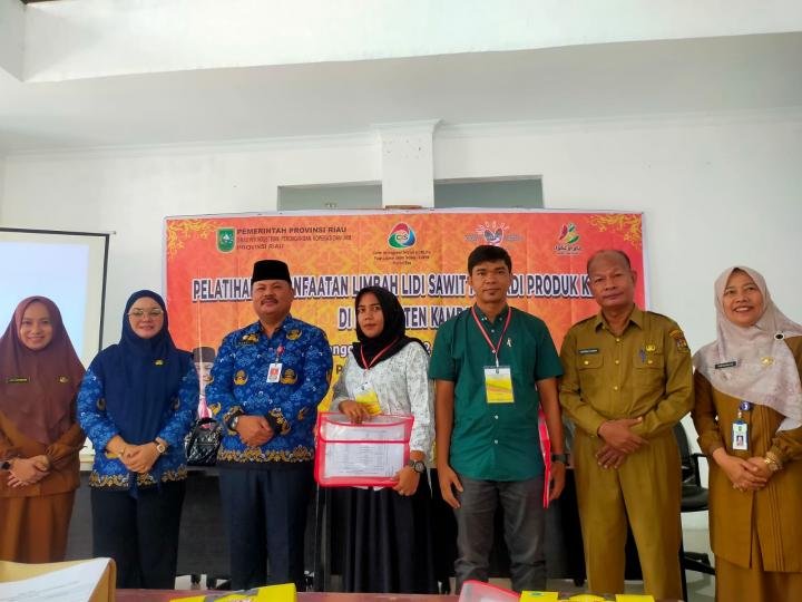 Kadis Perdagangan Koperasi dan UMK Kampar Apresiasi Pelatihan Pengolahan Limbah Lidi Sawit
