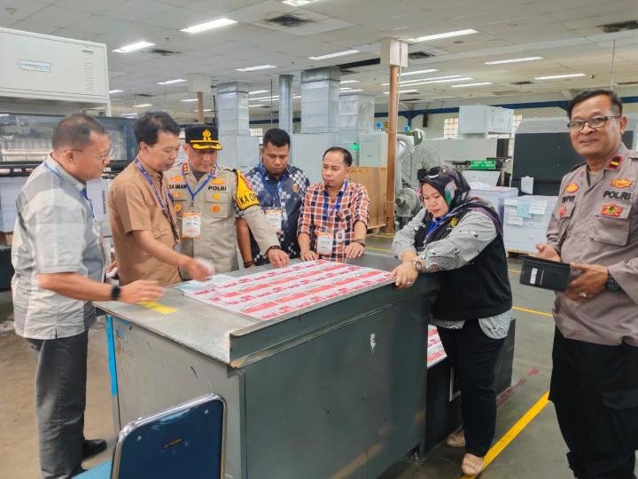 Kapolres Rohil Bersama KPU dan Bawaslu Monitoring Surat Suara Pilkada ke PT Gramedia 