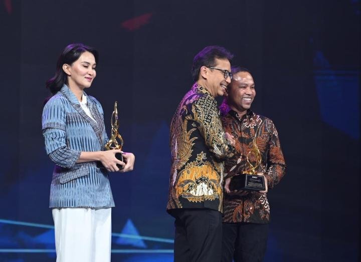 Menkes Berikan Penghargaan kepada Gubri: Peduli Layanan Kesehatan dan Pemenuhan Gizi Anak