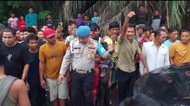 Kabur saat Digerebek Polda Riau, Rumah Diduga Bandar Narkotika Dibakar Warga