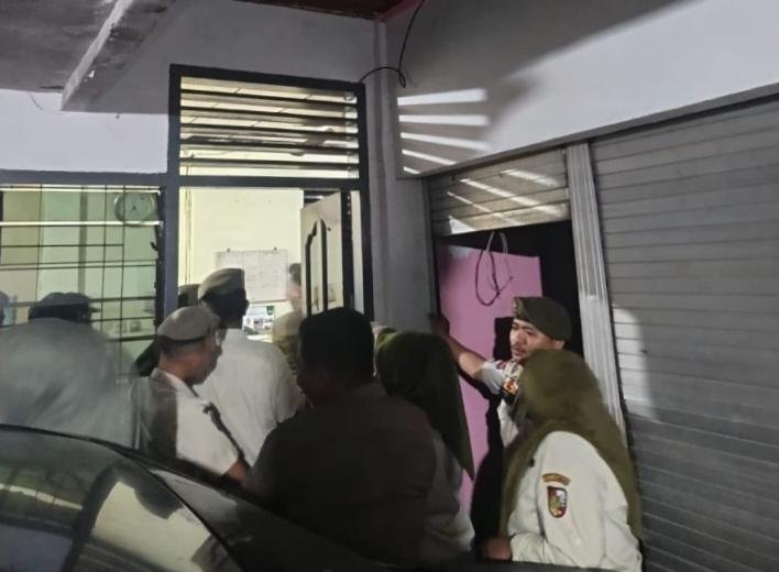 Pasangan Kumpul Kebo dan Waria Kocar Kacir Dirazia Satpol PP, Belasan Orang Diamankan 