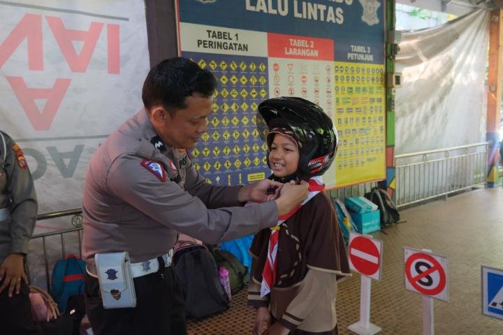 Satlantas Beri Edukasi Penggunaan Helm ke 100 Pelajar SD IT Az Zuhra