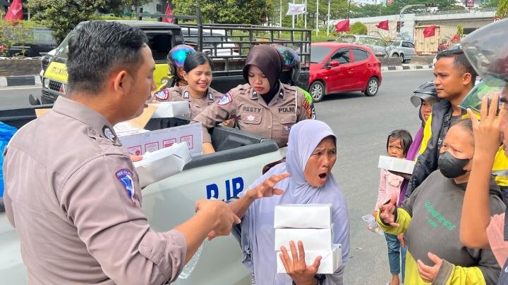 Bikin Adem di Tengah Terik, Ditlantas Polda Riau Berbagi Rezeki dan Edukasi di Jumat Berkah