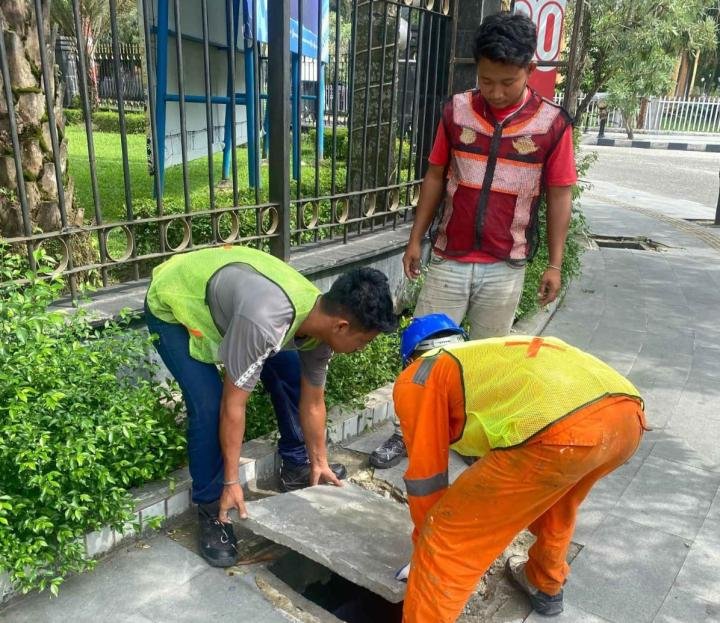 Dishub Pasang Kembali Belasan Penutup Saluran Air Pedestrian yang Hilang Dicuri 