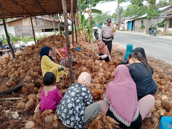 Temui Emak-emak Pembersih Bulu Kelapa, Polsek Tembilahan Hulu: Gunakan Hak Pilih dan Jangan Golput!