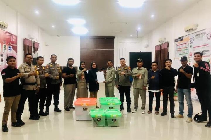 Kapolsek Perhentian Raja Kawal Ketat Pengiriman Kotak Suara dari PPK Perhentian Raja ke KPU Kampar