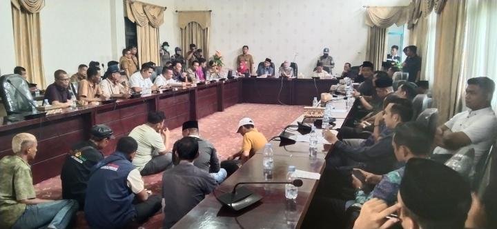Ratusan Massa Masyarakat Peduli Rohul Geruduk DPRD, Pertanyakan Kinerja Anggota Legislatif