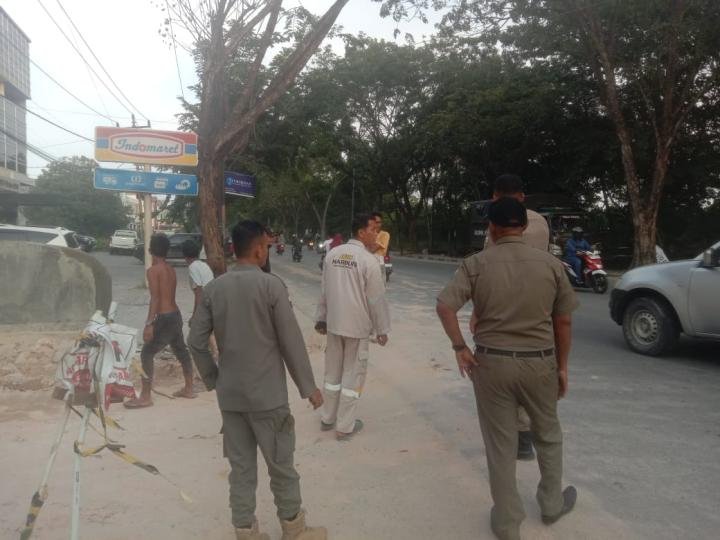 Tanah Timbun Berceceran di Jalan Datuk Setia Maharaja, Satpol Tindak Pengelola Proyek 