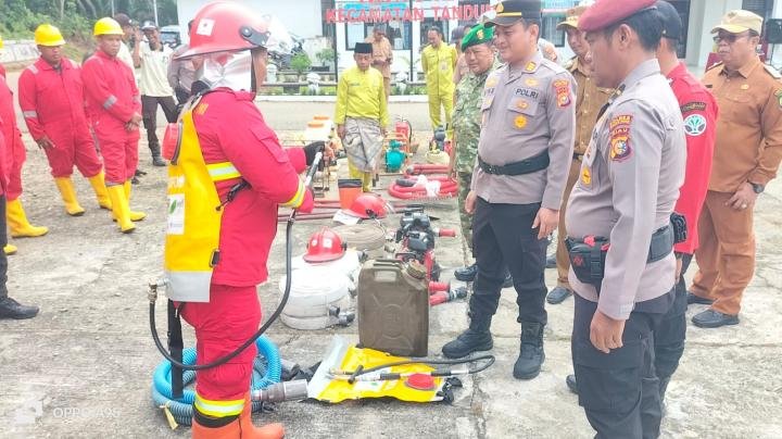Hadiri Apel Siaga Karhutla di Kantor Camat Tandun, Kapolsek: Koordinasi yang Baik Kunci Utama