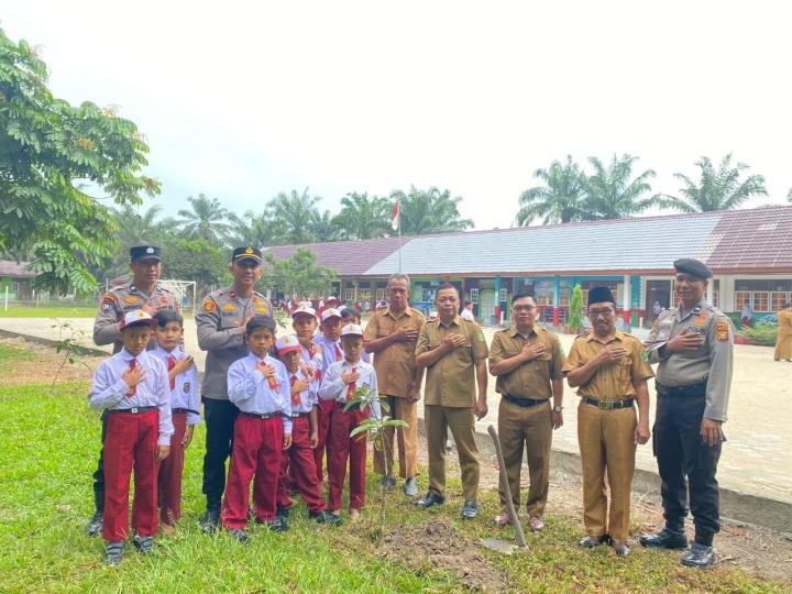 Jadi Irup Upacara di SDN 009 Kulim Jaya, Kapolsek LBJ Gaungkan Semangat Cintai Lingkungan
