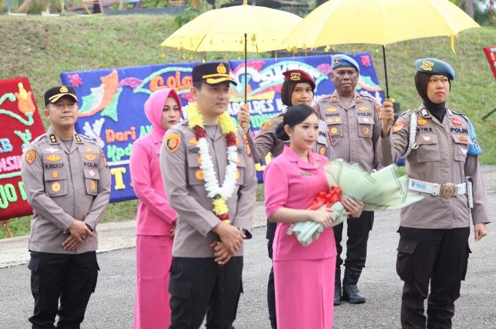 Farewell Parade Kapolres Kuansing: Selamat Datang AKBP Hidayat, Selamat Jalan AKBP Ricki