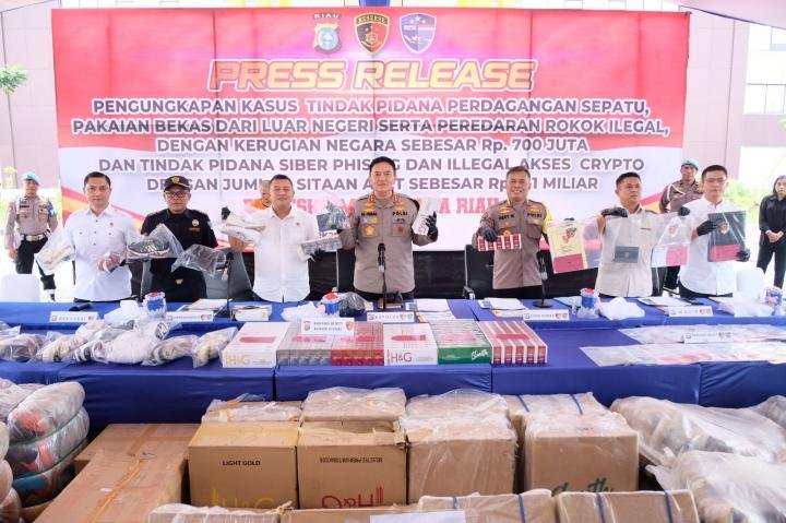 Polda Bongkar Rumah di Pekanbaru Dijadikan Gudang Rokok Ilegal