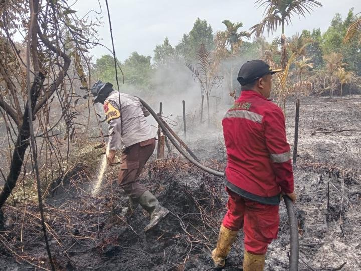 Karhutla di Kampar Nyaris Hanguskan Perumahan, Warga Berhamburan Selamatkan Diri