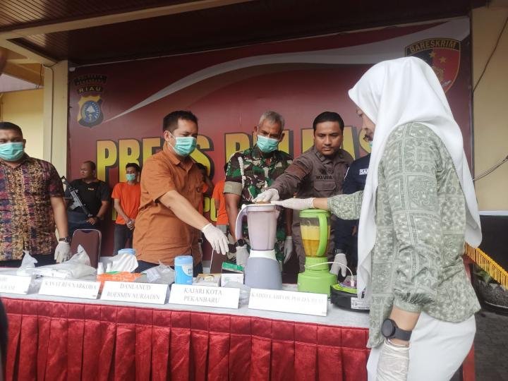 3.791 Butir Inek Diblender, 4,5 Kg Sabu Dicampur Cairan Pembersih Lantai 