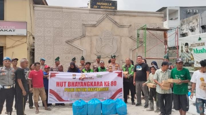 Sambut HUT Bhayangkara ke-80, Polsek Binawidya Berbagi Berkah kepada Ojol dan Warga 