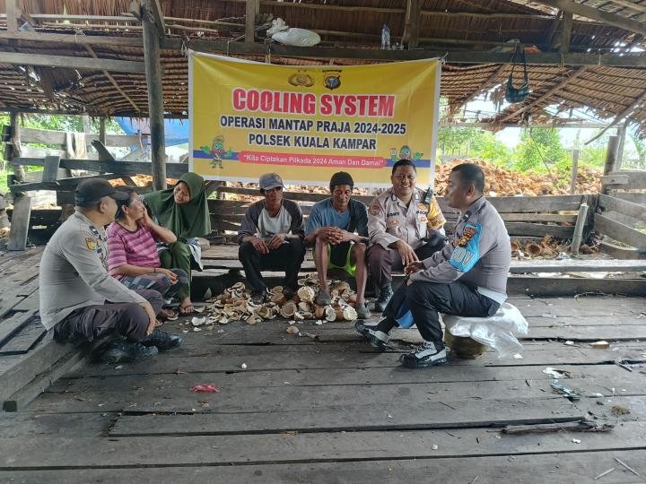 Cooling System, Polsek Kuala Kampar Sambangi Petani Kelapa, Ajak Gunakan Hak Pilih di Pilkada