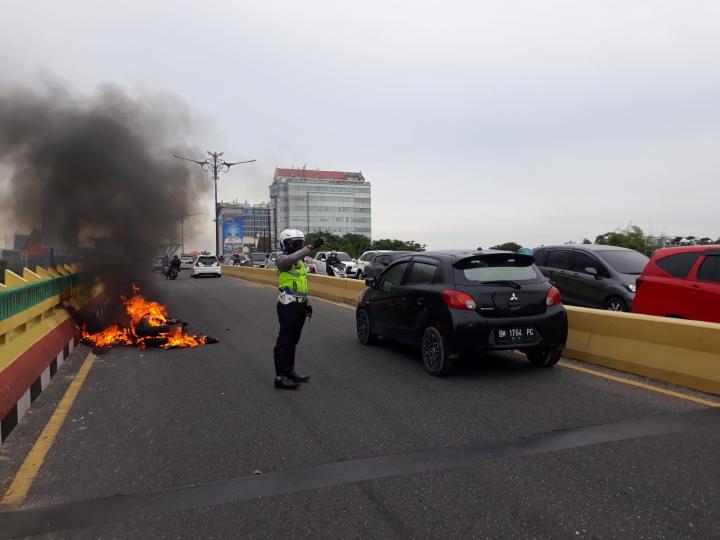 Api Muncul dari Mesin, Honda PCX Terbakar Hebat di Fly Over Sudirman