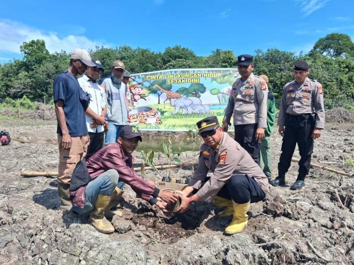 Sosialisasikan Green Policing, Kapolsek Rupat Tanam Pohon Bersama Kelompok Tani Suku Akit