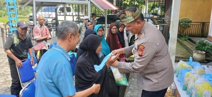Polsek Kampar Gelar Jumat Barokah di Desa Pulau Tinggi, Warga : Ini Sangat Membantu Kebutuhan Kami