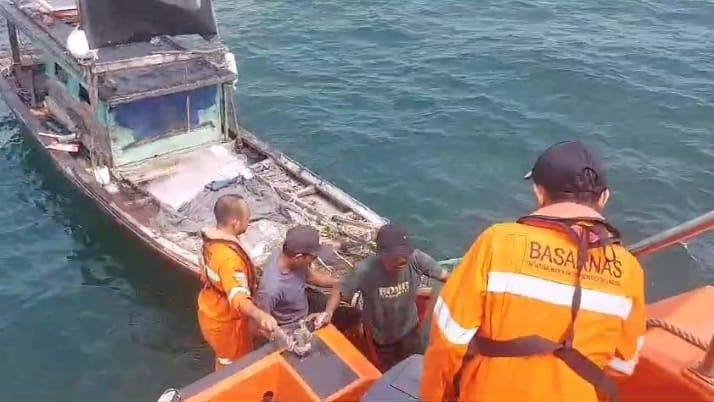 Tiga Hari Terombang-ambing di Selat Malaka Tanpa Minum, Para Nelayan Ini Dievakuasi Tim SAR