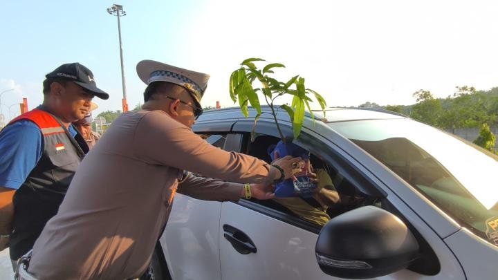 Ditlantas Polda Riau Bagikan 79 Bibit Tanaman dan Bingkisan ke Pengguna Tol