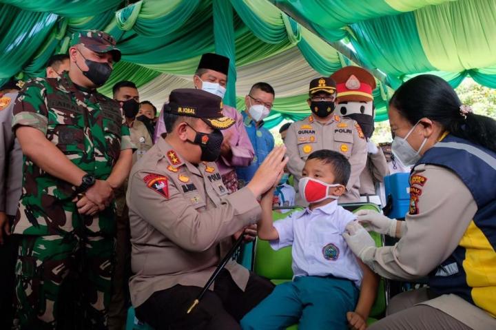 Gaspol Percepatan Vaksin, Kapolda Irjen M Iqbal Tinjau Langsung Vaksinasi Massal di Siak