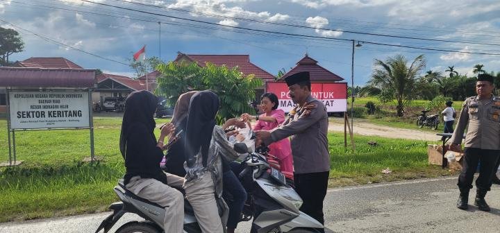 Polri untuk Masyarakat, Kapolsek Keritang dan Ketua Bhayangkari Bagi-bagi Takjil ke Warga 