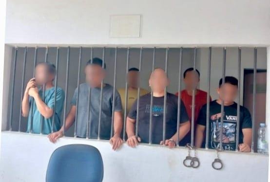 Kejari Pelalawan Terima Pelimpahan Enam Tersangka Perusakan Poskotis Satgas PKH di TNTN