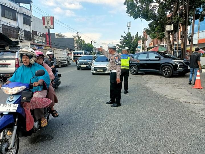 Polisi Ditempatkan Setiap SPBU di Pekanbaru, Urai Kemacetan Akibat Antrean BBM