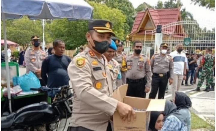 Saat Massa Aksi Tuntut Lahan PT Hutahaean, Pak Kapolres Ini Juga Aksi, Lihatlah...