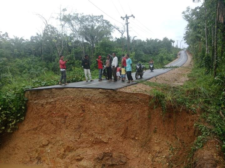 Jalan Lintas di Kuansing Sepanjang 8 Meter Ambruk, Sekolah Terpaksa Diliburkan