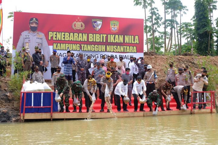 Kabaharkam Puji Program Jaga Kampung Polda Riau