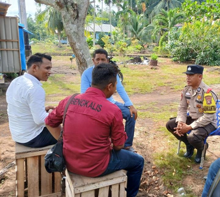 Bhabinkamtibmas Ajak Warga Desa Pambang Baru Ciptakan Kamtibmas Jelang Pilkada 