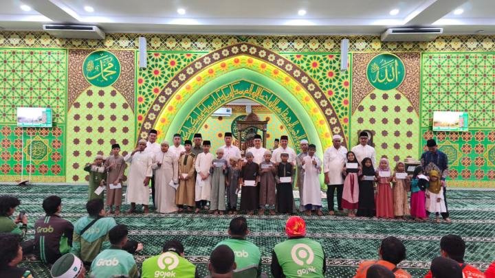 Anak Yatim, Ojol Terima Santunan dan Edukasi Kamseltibcarlantas dari Ditlantas Polda Riau