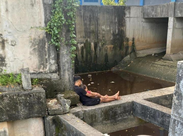 Respons Cepat, Personel Ditlantas Polda Riau Gagalkan Aksi Bunuh Diri Pria Bawa Anak