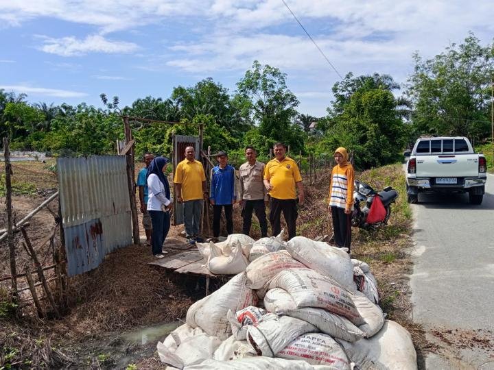 Polisi Cinta Petani, Kapolsek Kampar Serahkan Bantuan Pupuk untuk BUMDes Sendayan