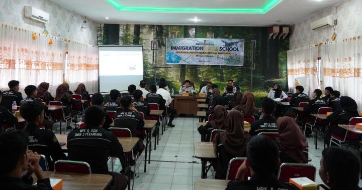Goes to School ke SMKN 2, Imigrasi Pekanbaru Berikan Edukasi Cegah TPPO
