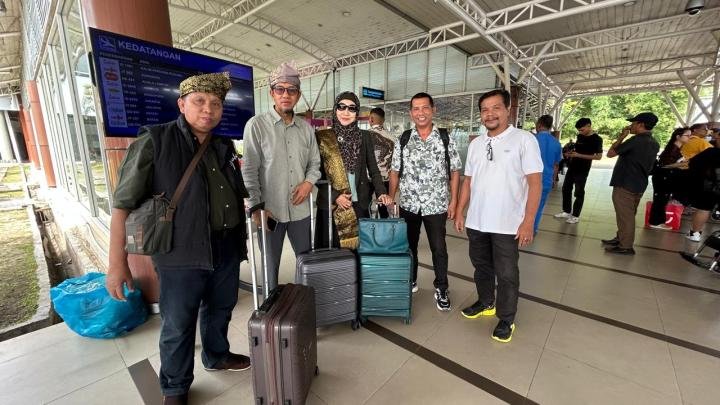 Tiba di Bandara SSK II Pekanbaru, Delegasi PWI Jatim Dipasangkan Tanjak dan Selempang Melayu Riau