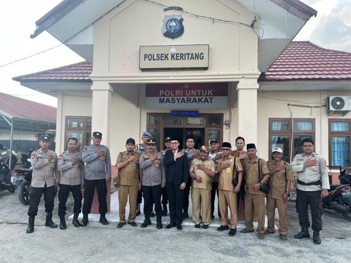Surprise di Hari Bhayangkara ke-79, Camat M Daud Sambangi Mapolsek Keritang dan Bagikan Kue Ultah