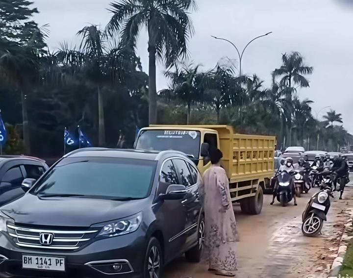 Ceceran Tanah Timbun di Jalan Sudirman Buat Pemotor Celaka, Satpol PP Warning Pemilik 