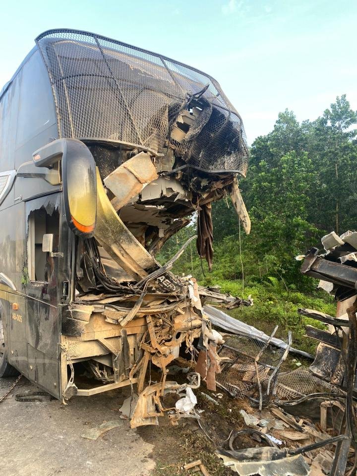 13 Penumpang Luka-luka Usai Bus Aero Tabrak Truk Tronton di Tol Permai 