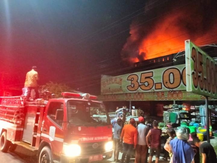 Toserba 35 Tualang Hangus Dilalap Si Jago Merah