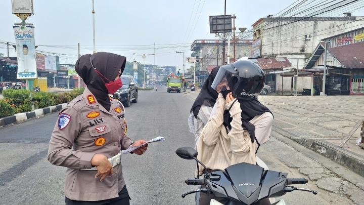 Hadapi Kabut Asap, Polres Rohul Sosialisasi Karhutla dan Bagikan Masker ke Warga
