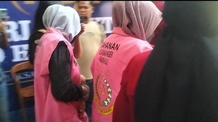 Kejari Rohul Tahan Kepsek dan Bendahara SMAN 1 Ujung Batu, Dugaan Korupsi Dana Bos Rp2,8 M