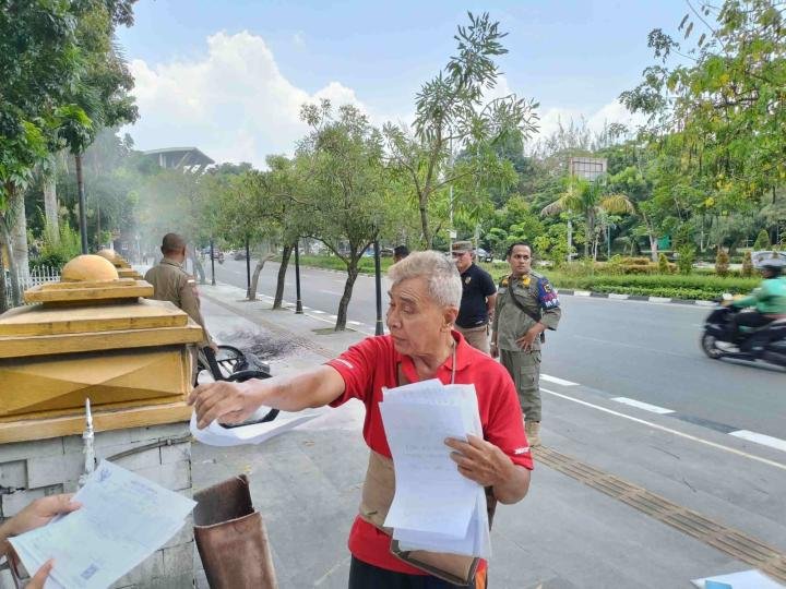 Tuntut Jatah Bansos, Pria Paruh Baya Bakar Ban Bekas Depan MPP Pekanbaru