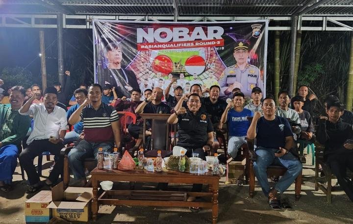 Gelar Nobar Sepak Bola, Kapolsek Kempas: Jadikan Pesta Demokrasi sebagai Ajang Silaturahmi