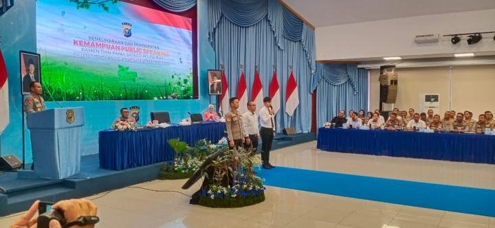 Kapolda Riau Buka Pelatihan Public Speaking: Komunikasi Baik Senjata Utama Menjalankan Tugas