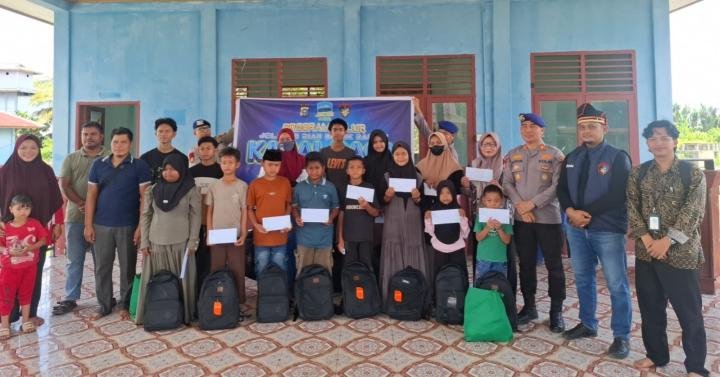 Bersama Baznas, Satpolairud Polres Pelalawan Salurkan Bantuan di Teluk Meranti